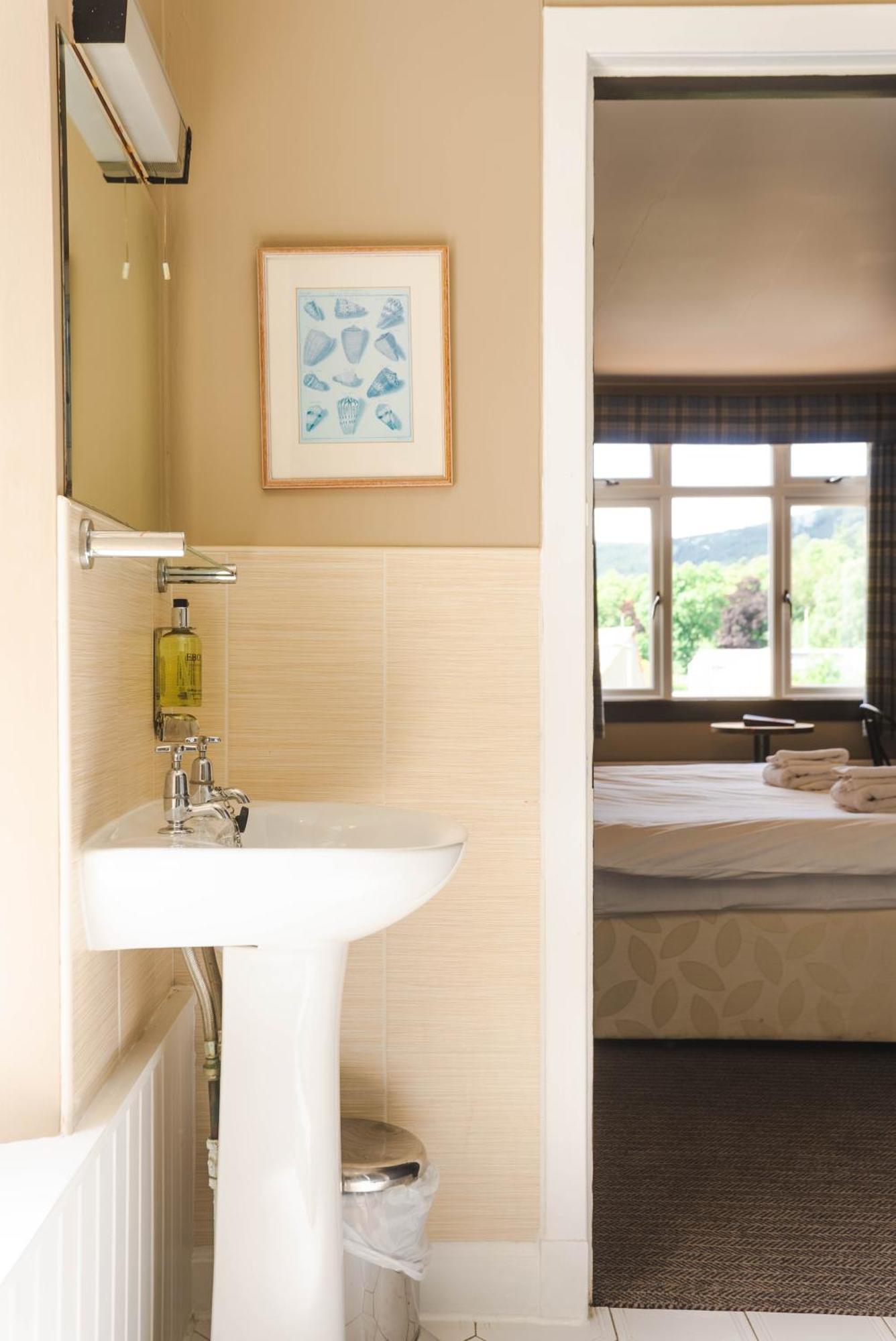 Traquair Arms Hotel Иннерлитен Экстерьер фото